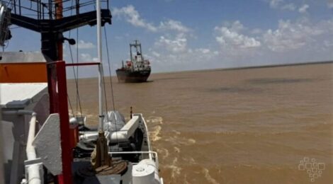 Marinha abre canal de 45 km para retirar navio mercante encalhado próximo à foz do Amazonas