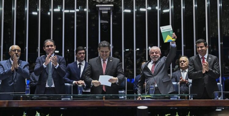 Com a presença de Lula, Congresso promulga fim da escala 6x1; escala 5x2 começa em 60 dias